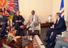 Da direita para a esquerda: O Chefe da Casa Civil da Presidência; Sua Excelência o Presidente da República; o Emissário do Grupo Nutrição; o Representante da FAO e o Representante da OMS