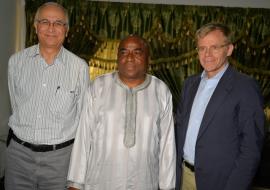 A partir de droite le Représentant spécial de la DG pour la réponse à Ebola, le Ministre de la santé et le Représentant de l'OMS en Guinée