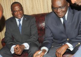 De droite à gauche Le Ministre de la santé publique, Dr Ngariera R. apposant sa signature sur le document sous le regard attentif du Représentant de l’OMS au Tchad, Dr Jean Marie Yameogo
