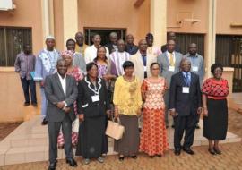 Vue partielle de la soixantaine d’élus membres du parlement national ayant pris part aux travaux. Ils posent ici avec le nouveau Coordonnateur de l’équipe d’appui inter-pays pour l’Afrique de l’Ouest, Dr. Djamila Cabral.