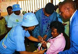 A l’Hôpital de District de Kribi, Le Ministre Secrétaire d’Etat en charge de la lutte contre les Epidémies et les Pandémies, Monsieur Halim Hayatou administre le VPO à un bébé de trois semaines
