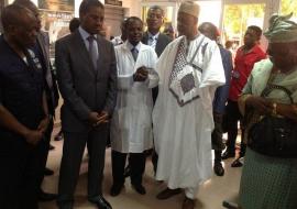 Le Ministre de la Santé Publique et la suite suivant les explications du Dr Aboubakar Sadjo, Directeur de l’Hôpital Régional de Maroua
