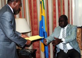 En remettant ses Lettres de Cabinet à M. Nguieno, Dr Sambo est à présent habilité à exercer au Gabon