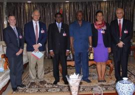 Le président guinéen (3ème à partir de la droite) entouré du Représentant de l'OMS, des experts de CDC et de l'OMS