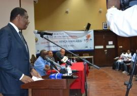 Ministro da Saúde discursando no debate sobre a Malaria na Faculdade de Medicina, no dia 25 de Abril