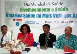 Da esquerda para a direita: o Presidente do CNDS, a Ministra Adjunta e da Saúde, o Representante da OMS e o Director Nacional da Saúde