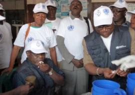 A droite: Le Ministre de la Santé après avoir donné le vaccin anti choléra au Représentant de l’OMS (assis)
