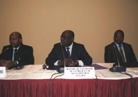 (G à D) Dr Boureima Sambo, Représentant de l’OMS, Mr Luc Oyoubi, Ministre en charge de l’environnement et Mr Léornard Assongo, Secrétaire général du Ministère de la Santé ont présidé à la clôture de l’atelier