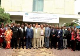 Photo de famille de participants à l’atelier devant la salle de conférence de l’OMS à Kinshasa | OMS/Eugene Kabambi