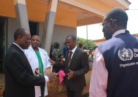 A l’hôpital Régional de Ngaoundéré avec le Directeur Dr Mohamadou Hassimi  (en costume-cravate) et le chef du service de Gynécologie-Obstétrique  Dr Youmbi en blouse blanche