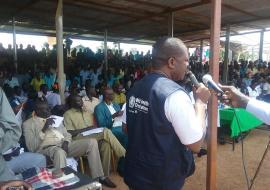 Mr Evans Liyosi, WHO South Sudan Representative a.i. addressing the community on the Cash Reward programme for reporting of Guinea Worm Disease in Tonj State. Photo WHO.