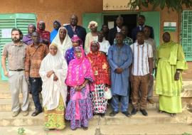 Photo de famille des participants, formateurs et officiels