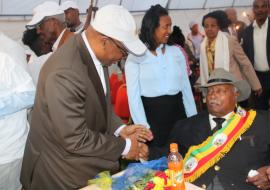 Dr Akpaka Kalu WHO Ethiopia Representative greeting Former president of FDRE Mr Girma Woldegiorgis