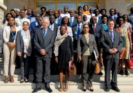 Leg. 1/a fila: Centro: Dra Tânia Sitoie, MISAU; ladeada pela Dra Djamila, Rep. da OMS e pelo Dr Charles Penn, representante do Fundo Fleming Leg. 1/a fila: Centro: Dra Tânia Sitoie, MISAU; ladeada pela Dra Djamila, Rep. da OMS e pelo Dr Charles Penn, representante do Fundo Fleming