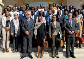 Leg. 1/a fila: Centro: Dra Tânia Sitoie, MISAU; ladeada pela Dra Djamila, Rep. da OMS e pelo Dr Charles Penn, representante do Fundo Fleming   