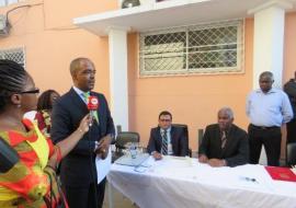 O Director Nacional de Saúde Pública destaca a importância das viaturas para as actividades de vacinação em Angola