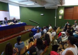 Professeur Dhanjay Jhurry, Vice-chancelier de l’Université de Maurice (à gauche) et Dr. Laurent Musango, représentant de l’OMS à Maurice (à droite) assis à la table d’hôte, lors d’une séance questions réponses avec les participants