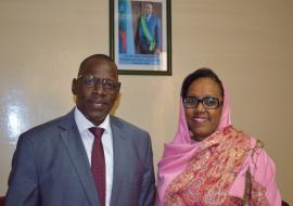 Dr DIARRA et Mme la Ministre posant sous la photo de Son Excellence AZALI Assoumani, Président de l’Union des Comores