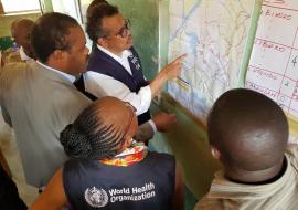 Le Dr Tedros Adhanom Ghebreyesus et le Dr Matshidiso Moeti regardant la carte sanitaire de Bikoro d'où ont été notifiés les premiers cas d'Ebola, en présence du Dr Oly Ilunga, Ministre de la santé durant leur visite à Bikoro le 13 mai 2018. OMS/Eugene Kabambi