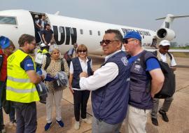 Le Dr Tedros Adhanom Ghebreyesus, Directeur général de l'OMS à son arrivée à l'aéroport de Mbandaka, en route pour Itipo, l'aire de santé de la zone d'Iboko qui continue à notifier les cas suspects de la maladie à virus Ebola. OMS/Eugene Kabambi