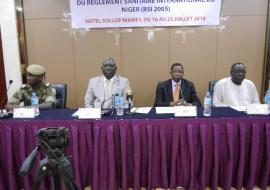 Les officiels avec de gauche à droite-Le Représentant du Ministre de l’Environnement, Le Représentant de l’OMS au Niger, le Représentant du MSP et de l'Agriculture