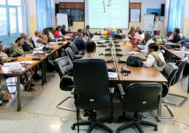 Dans la salle de conférence de l'OMS, à Kinshasa, les participants se sont penchés sur la définition des priorités et le renforcement de la programmation des soins de santé de la reproduction pour les trois provinces du Kasaï - crédit photo: OMS RDC. 