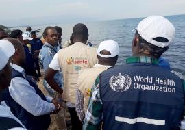 Le Ministre de la Santé, avec les autres membres de la délégation dont l'OMS, visitant le point d’entrée au port de Tchomia, près du lac Albert (Ituri). Ce lac partage la frontière avec l’Ouganda. OMS/Eugene Kabambi.