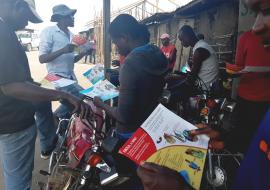 Les jeunes motards sont sensibilisés pour un engagement communautaire en vue d'une prise de décision appropriée de se protéger face à Ebola. Ici au village Tagba où était décédée une personne confirmée d'Ebola, en Ituri – OMS/Eugene Kabambi