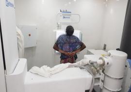 A l'intérieure de la clinique mobile installée au 'Village TB', Place Sainte-Thérèse de N'djili, quartier situé au sud-est de Kinshasa, Une dame passe à la radiographie digitale pour les tests du thorax, à la recherche de la tuberculose - OMS/Eugene Kabambi