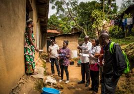 Community representatives come to visit a family in the outskirts of Beni to raise awareness about Ebola. / World Bank Group/ V.Tremeau