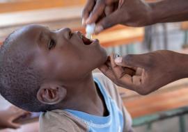 OMS-FOTO Emergências em Moçambique alunos tomando a vacina contra a cólera, no Dondo 04APR2019 02 Nieuwenhof