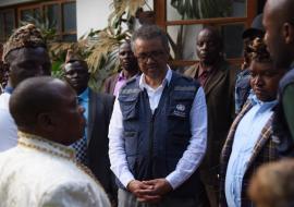 Le Dr Tedros Adhanom Ghebreyesus, Directeur général de l'Organisation mondiale de la Santé discutant avec les chefs traditionnels à Butembo lors de son récent voyage avec Dr Matshidiso Moeti, Directrice régionale dans la Province du Nord Kivu, Est de la RDC. OMS/Junior D. Kannah