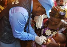 Le Représentant de l'OMS vaccinant un enfant contre la rougeole à Coyah, Archives OMS 2017 Le Représentant de l'OMS vaccinant un enfant contre la rougeole à Coyah, Archives OMS 2017