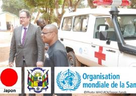 Le Représentant de l'OMS, Dr. Ritter Von Xylander et le Ministre de la Santé et de la Population, Dr. Pierre Somse lors de la cérémonie de remise des ambulances à Bangui