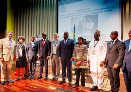 Photo de groupe comprenant le président de la RDC, Félix Antoine Tshisekedi avec les principaux chefs des délégations au forum sur la vaccination de Kinshasa - OMS/EK