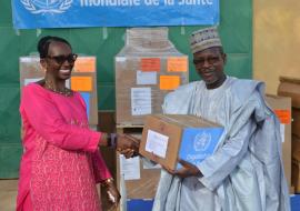 Remise  officielle  et  symbolique  d’un  échantillon  du  lot  de  médicament  au  Ministre  de  l’action humanitaire  par  la  Représentante  ai  de  l’OMS  au  Niger 