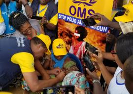 Lancement de la 3eme campagne de vaccination de la riposte à l'épidémie de polio: le Représentant de l'OMS administre le vaccin polio oral