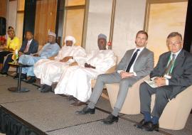 Une vue des officiels à l’ouverture avec de gauche à droite: la Représentante de ALMA, le Chargé de bureau de l’OMS Niger, le Ministre de la Santé, le 1er Ministre, le Gouverneur de la région de Niamey, le Représentant de RBM et le Représentant du Programme mondiale de lutte contre le Paludisme à l’OMS Siège