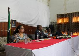 Leg: Esq/ Dir: Rep da OMS; Ministro da Saude; Ministra da Educação e Director da Educação da Cidade de Maputo. 