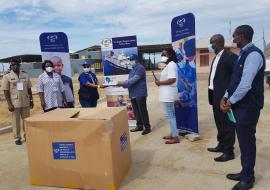 Remise du don à la Représentante de l'OMS par le Directeur Afrique de Mercy Ships