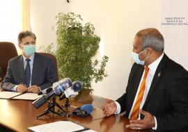 Representante da OMS e o Ministro da Saúde e da Segurança Social assinam o acordo