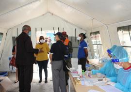 Representante da OMS acompanha o Senhor Ministro da Saúde e da Segurança Social numa visita às tendas de testagem ràpida de COVID-19 
