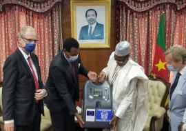 La remise symbolique d’un concentrateur par Dr Phanuel Habimana Représentant de l’OMS au Dr Manaouda Malachie, Ministre de la Santé Publique, sous le regard de S.E. Hans Pieter Schadek, Ambassadeur, Chef de la Délégation UE au Cameroun, (costume sombre) et de S.E. Jean-Christophe Heidseick, Ambassadeur de l’Ordre de Malte 