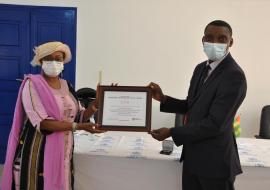 Remise du prix au Professeur KUMAKO par la Rep. Dr Diallo FBT