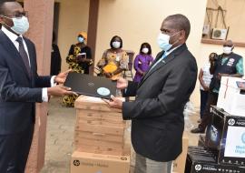 Le Professeur Benjamin HOUNKPATION, Ministre de la Santé recevant des mains de Dr Mamoudou HAROUNA DJINGAREY, Représentant Résident a.i de l’OMS, un lot symbolique de matériels Le Professeur Benjamin HOUNKPATION, Ministre de la Santé recevant des mains de Dr Mamoudou HAROUNA DJINGAREY, Représentant Résident a.i de l’OMS, un lot symbolique de matériels