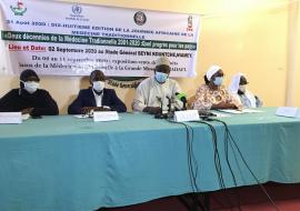 Une vue de la table des officiels avec de gauche à droite: la Directrice de la Pharmacie et de la Médecine Traditionnelle, le Directeur Général de la Santé Publique, le Secrétaire Général du MSP, la Représentante de l’OMS et le Président de l’Association des Tradipraticiens du Niger