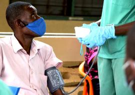 Dans un des centres de dépistage pour les comorbidités liées au coronavirus, COVID-19, situé à l'hôpital St-Joseph de Kinshasa, un candidat au dépistage gratuit se fait prendre la tension - OMS/Eugene Kabambi