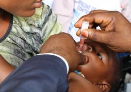 Le gouverneur de la province de l'Equateur, M. Boloko Bolumbu administrant une dose de vaccin VPOm2 à une fillette de Mbandaka lors d'une vaccination symbolique le mercredi 09 décembre 2020. 