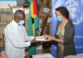 A OMS reforça o stock de luvas cirúrgicas por mais três meses para lutar contra a Covid-19  em São Tomé e Príncipe