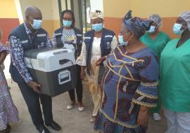 L’OMS livre des médicaments pour le traitement d’Ebola au centre de traitement des épidémies de N’Zérékoré